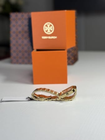 ساعة توري برتش روبسن ذهبيه بعلامه Tory Burch TBW1500 Robinson Stainless Steel Gold Watch متحركه مع الثواني
