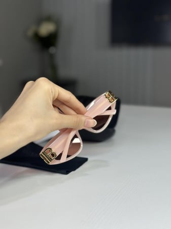 نظارة بلنسياقا بفريم وردي وعلامه بلنسياقا الذهبيه ،