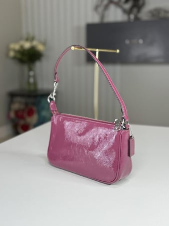 شنطة كوتش كتف نوليتا ١٩  بلون برجندي لماع  Nolita 19 coach