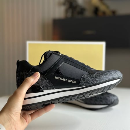 سنيكرز اسود سقنشر