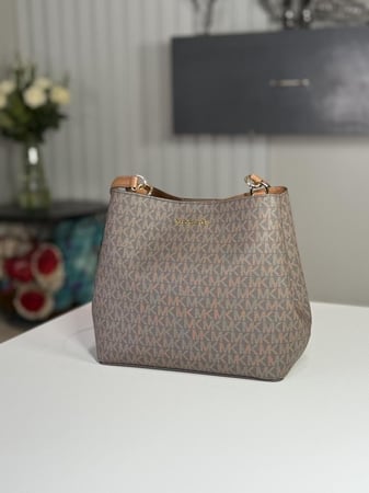 مايكل كورس شنطة ميديم شولدر بوكيت بني سجنشر Michael Kors bag bag Pratt MD bucket shoulder brown 35S4G3FS2V