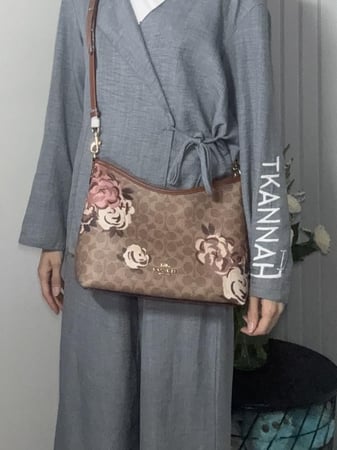 شنطة كوتش لورييل شولدر بطبعه ورد لميتد ادشن Laurel Shoulder Bag In Signature Canvas With Rose print