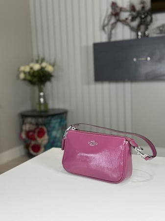 شنطة كوتش كتف نوليتا ١٩  بلون برجندي لماع  Nolita 19 coach