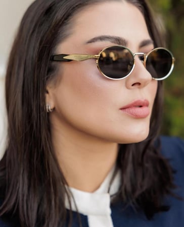 برادا فاليد في نظارة نسائية