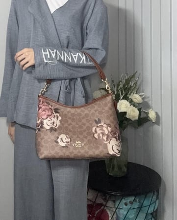 شنطة كوتش لورييل شولدر بطبعه ورد لميتد ادشن Laurel Shoulder Bag In Signature Canvas With Rose print