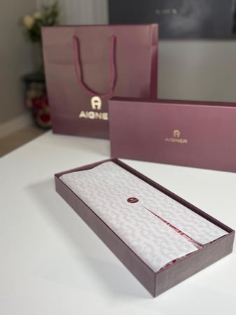 شماغ اجنر احمر مخطط (المقاس بالخيارات) Aigner thin 3 lines Shmegh red