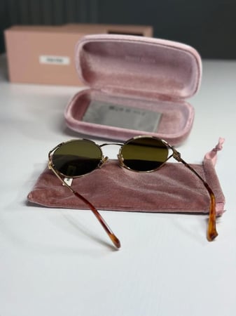 نظارة ميو ميو لوقو اوليف باللون البني  Miu Miu Logo sunglasses