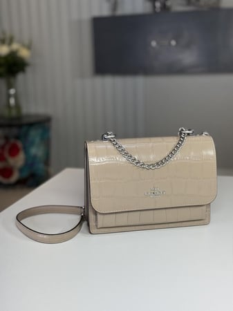 شنطة كوتش كتف كلير بلون حجري كروكدايل CC840 SV/STONE Klare Crossbody coach