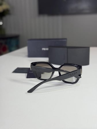 نظارة برادا كات اي بفريم اسود عدسة  52 mm prada cat eye PR24xs