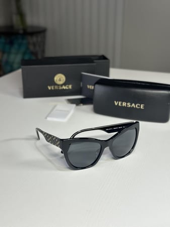 نظارة فيرزاتشي كلاسيك كات اي فريم خفيف وتصميم جانبي حصري - اسود/  زيتي سجنشر