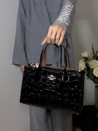 شنطة كوتش توت صغيره نينا سجنشر بلون اسود اامبوزد  Nina Small Tote Bag In Signature Leather Black
