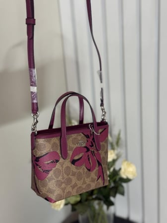 شنطة كوتش ميني سيتي توت ليميتد ادشن بربطات (باو) City Mini Tote Bag In Signature Canvas With Bow Print