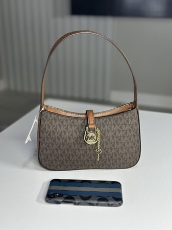 شنطة كتف مايكل كورس ليرا lyra- بني سجنشر/ ذهبي