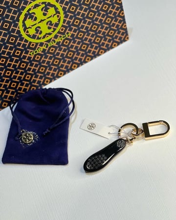 ميدالية فلات سواج توري برتش باللون الاسود والذهبي LOGO CHARM BALLET FLAT KEY FOB