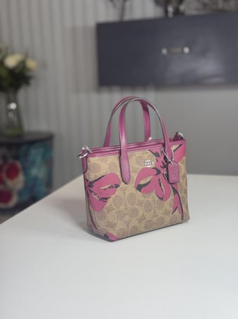 شنطة كوتش ميني سيتي توت ليميتد ادشن بربطات (باو) City Mini Tote Bag In Signature Canvas With Bow Print