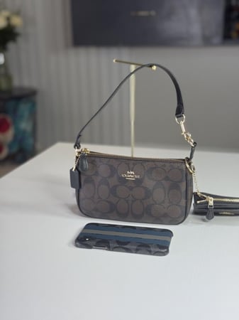 شنطة كوتش نتاليا مقاس 19 بلون سجنشر بني و اسود (مع محفظه) -Coach Nolita 19 In Colorblock Signature