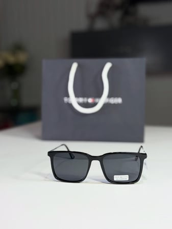 تومي هيلفيغر لايت بلاك نظارة رجالية خفيفة ومريحة للإذن tommy hilfiger man sunglasses light frame slim arms