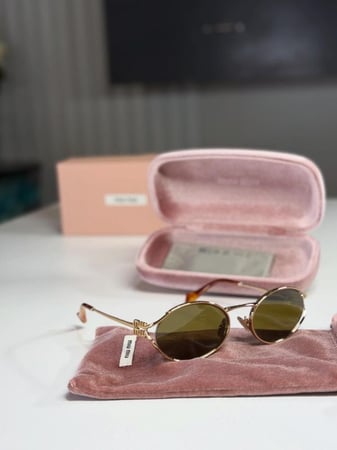 نظارة ميو ميو لوقو اوليف باللون البني  Miu Miu Logo sunglasses