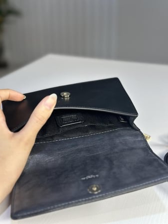 كوتش شنطة ٢ في ١ كروس و خصر كويلتد- اسود