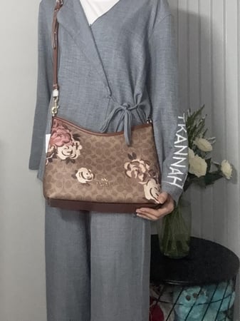 شنطة كوتش لورييل شولدر بطبعه ورد لميتد ادشن Laurel Shoulder Bag In Signature Canvas With Rose print