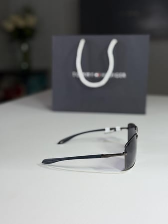 تومي هيلفيغر لونج درايف نظارة رجالية tommy hilfiger shades in light steel