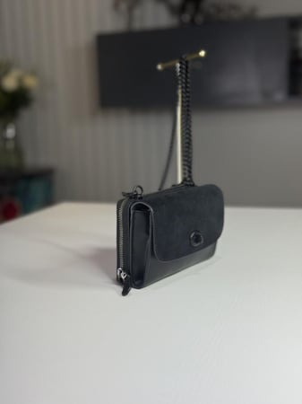 شنطة كوتش محفظة بلون اسود كروس بودي جلد مع شامواه