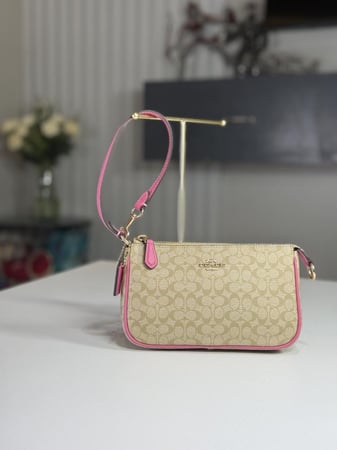 شنطة كوتش نتاليا مقاس 19 بلون سجنشر بيج و وردي -Coach Nolita 19 In Colorblock Signature