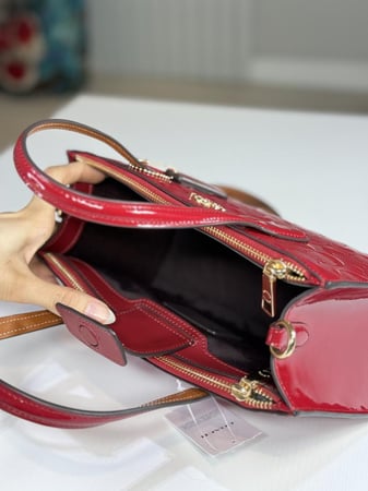 شنطة كوتش نينا سجنشر توت Nina Small Tote Bag CV400 - احمر
