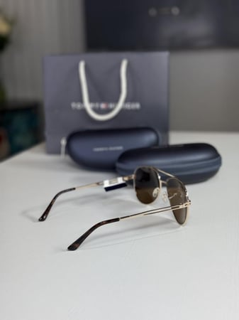 نظارة تومي هيلفيغر كلاسيك افيتور معدنيه بعدسات بنيه 57mm OM666