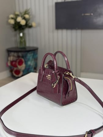 شنطة كوتش توت صغيره نينا سجنشر بلون اسود اامبوزد