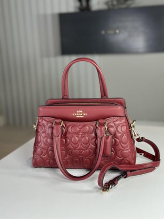 شنطة كوتش سجنشر لذر ميني darcie بلون كرزي كويلتد