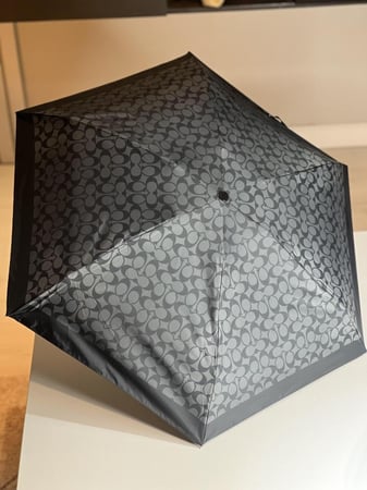 مظلة كوتش coach uv umbrella signature print