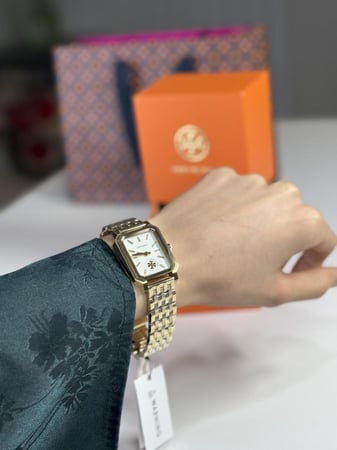 ساعة توري برتش روبسن ذهبيه بعلامه Tory Burch TBW1500 Robinson Stainless Steel Gold Watch متحركه مع الثواني