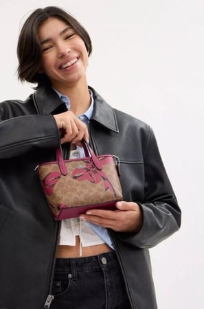 شنطة كوتش ميني سيتي توت ليميتد ادشن بربطات (باو) City Mini Tote Bag In Signature Canvas With Bow Print