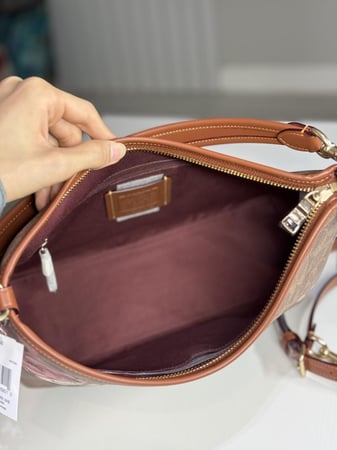 شنطة كوتش لورييل شولدر بطبعه ورد لميتد ادشن Laurel Shoulder Bag In Signature Canvas With Rose print