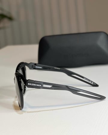 بنظارة بالنسياقا فريم اسود درجتين