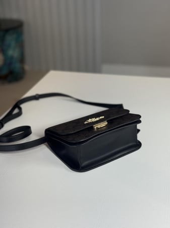 شنطة كوتش براين كروس بودي بقفل  C5592 SIG PVC MN BRYNN XBD - بني سجنشر