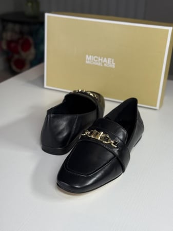 درايفر تيفاني جلد اسود مع لوقو معدني من مايكل كورس MICHAEL KORS  Tiffanie loafers
