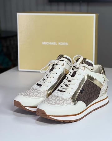 مايكل كورس ستار واكر