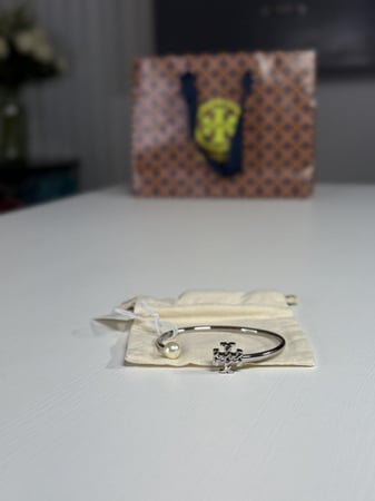 اسوار بانجل فضي بعلامة توري برتش و لولو  ROPE LOGO PEARL FLEX CUFF