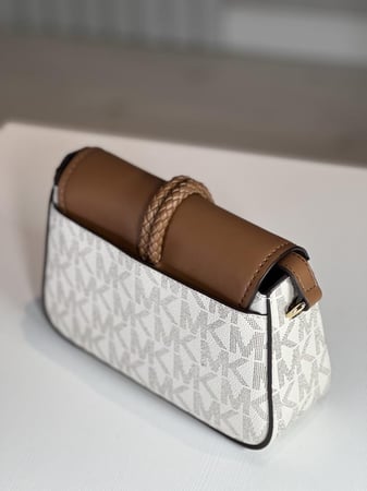 مايكل كورس سمول ليا فانيلا سجنتشر