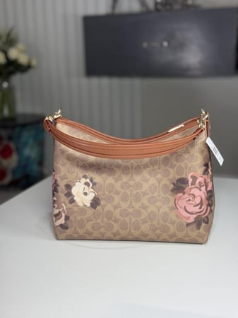 شنطة كوتش لورييل شولدر بطبعه ورد لميتد ادشن Laurel Shoulder Bag In Signature Canvas With Rose print