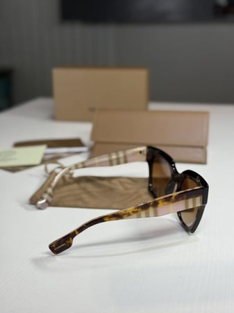 بربري كيتي نظارة بني نمري و وردي سجنشر be sunglasses be4364 Burburry kitty