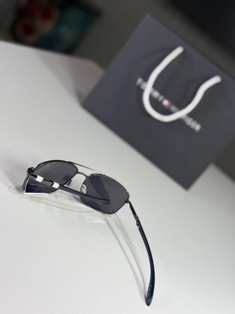 تومي هيلفيغر لونج درايف نظارة رجالية tommy hilfiger shades in light steel