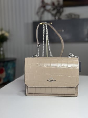 شنطة كوتش كتف كلير بلون حجري كروكدايل CC840 SV/STONE Klare Crossbody coach