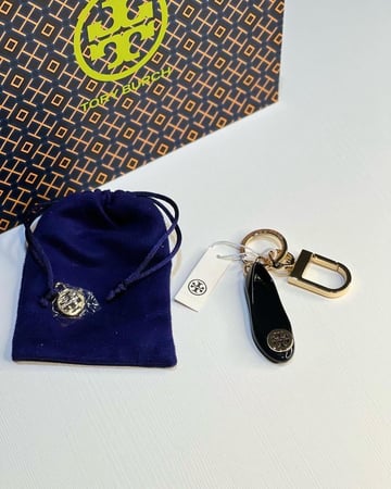 ميدالية فلات سواج توري برتش باللون الاسود والذهبي LOGO CHARM BALLET FLAT KEY FOB