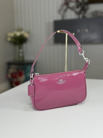 شنطة كوتش كتف نوليتا ١٩  بلون برجندي لماع  Nolita 19 coach