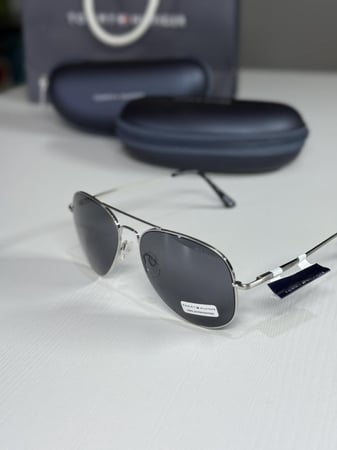 نظارة تومي هيلفيغر كلاسيك افيتور سكوير برج فريم معدنيه بعدسات اسود 57mm OM689