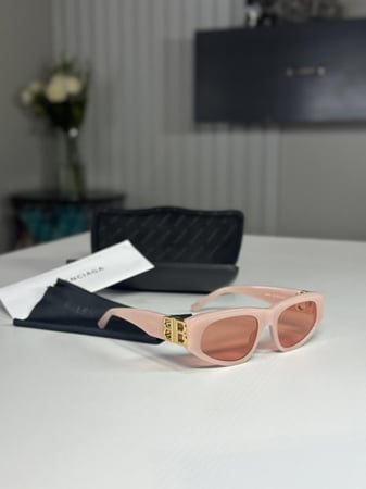 نظارة بلنسياقا بفريم وردي وعلامه بلنسياقا الذهبيه ،