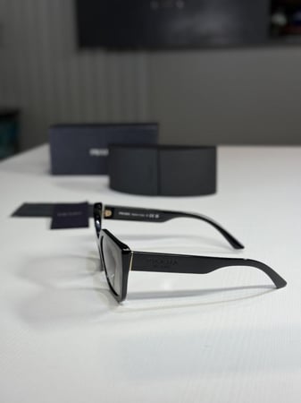 نظارة برادا كات اي بفريم اسود عدسة  52 mm prada cat eye PR24xs